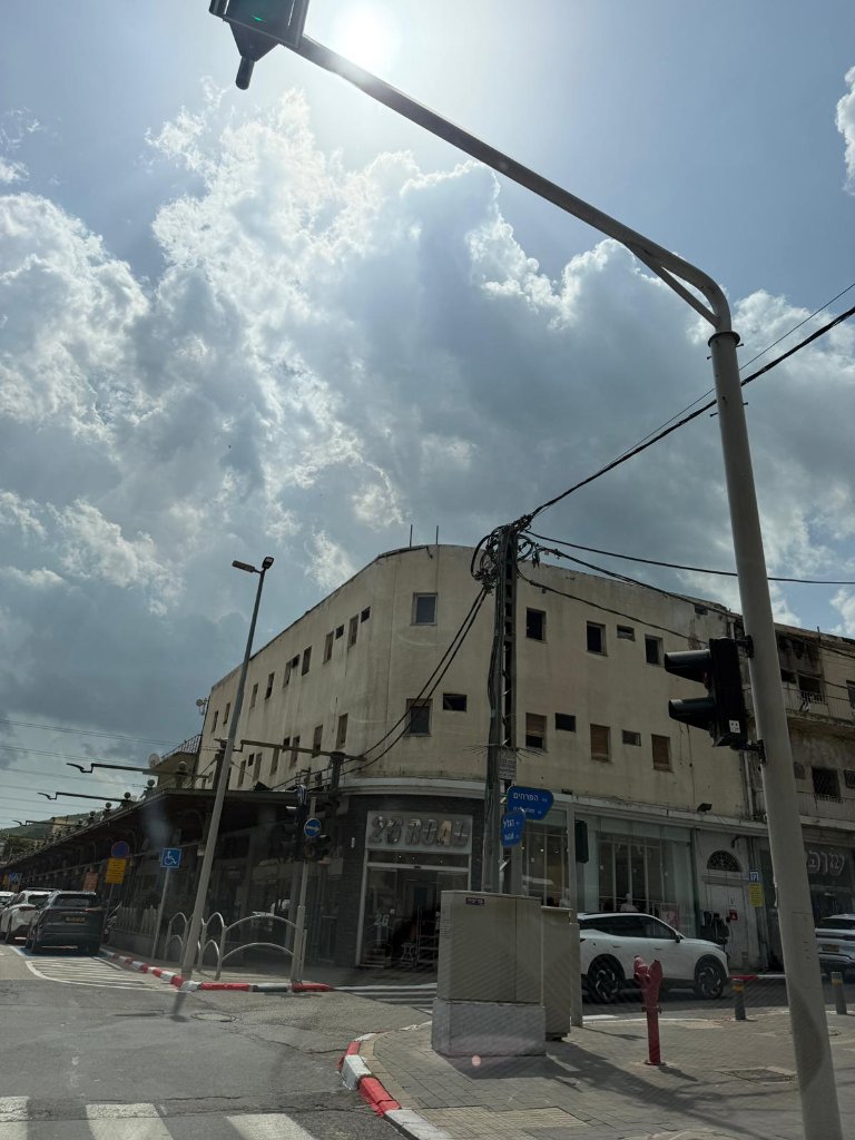 מבט מהכביש – צד מזרח