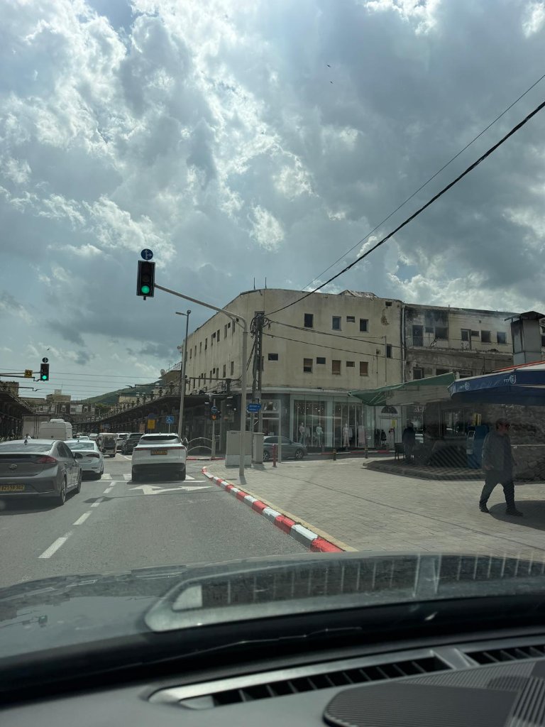 מבט ממרחק – חזית המבנה